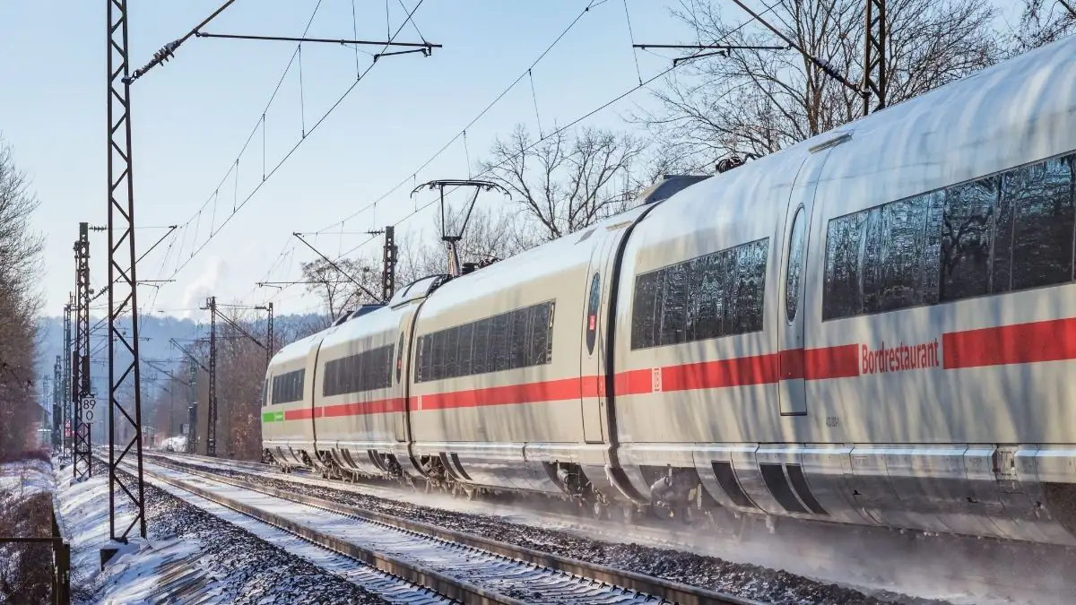 19-Jähriger gibt sich im ICE als Adolf Hitler aus