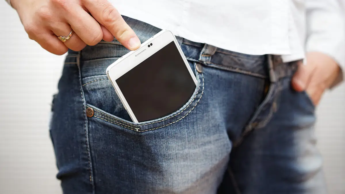 Smartphone in der Hosentasche laden: Forscher entwickeln praktische Lösung