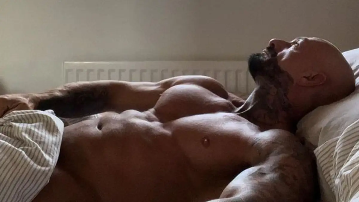 OnlyFans-Star Steven Barrett: Porno-Dreh im Garten endet mit Polizeibesuch