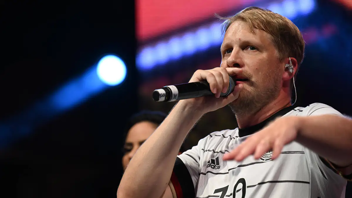 „Fremdscham hoch drei“: Oliver Pocher veröffentlicht WM-Song