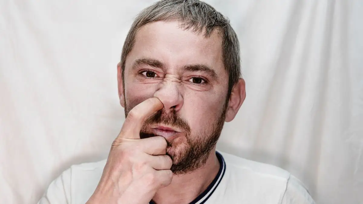 Neue Studie zeigt: Nase-Popeln erhöht das Risiko, an Demenz zu erkranken