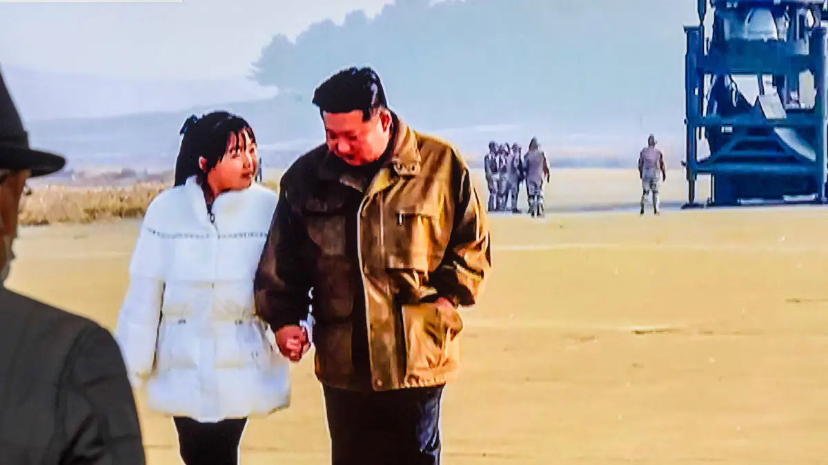 Erster Auftritt in der Öffentlichkeit: Diktator Kim Jong-un präsentiert seine Tochter