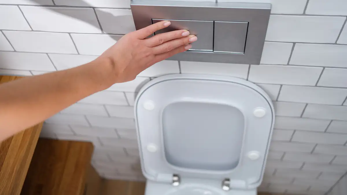 Arzt warnt: Deshalb sollte man vor dem Spülen den Toilettendeckel schließen