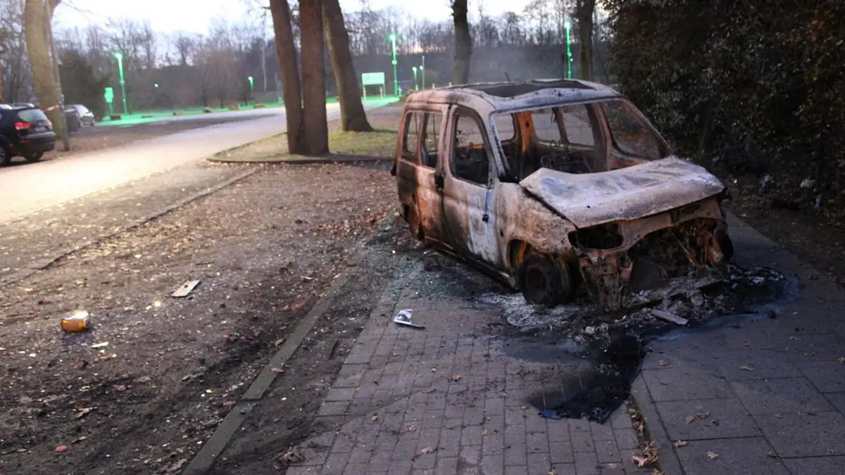 Mysteriöser Unfall in Duisburg: Verkohlte Leiche in Auto gefunden