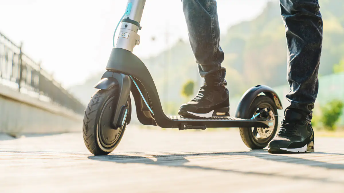 Droht jetzt das Verbot? Großstadt geht gegen E-Roller vor