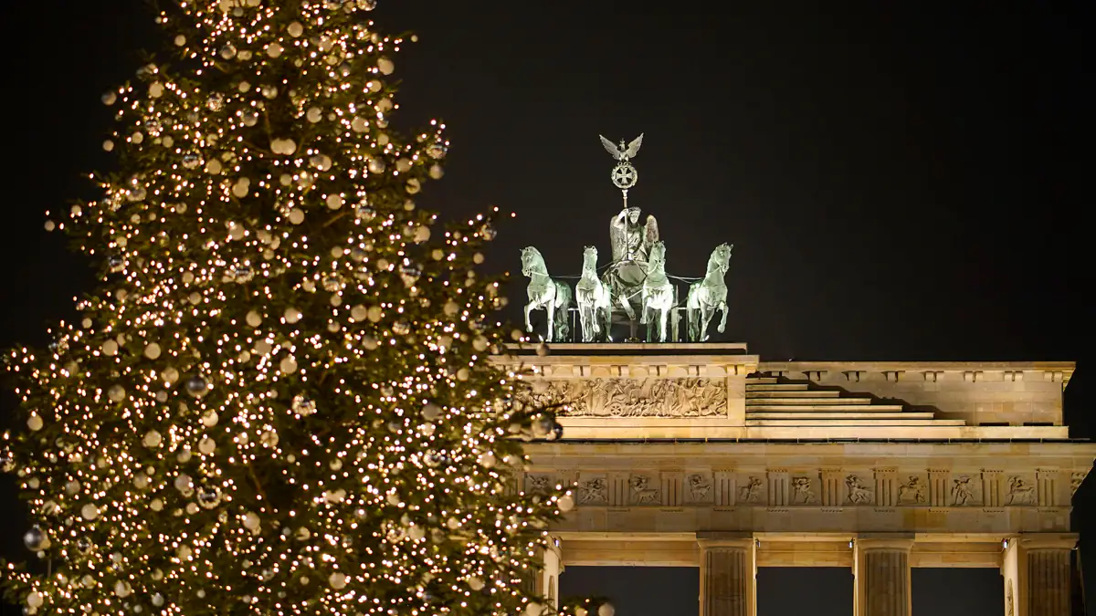 Vor dem Brandenburger Tor: Klimaaktivisten sägen Weihnachtsbaumspitze ab