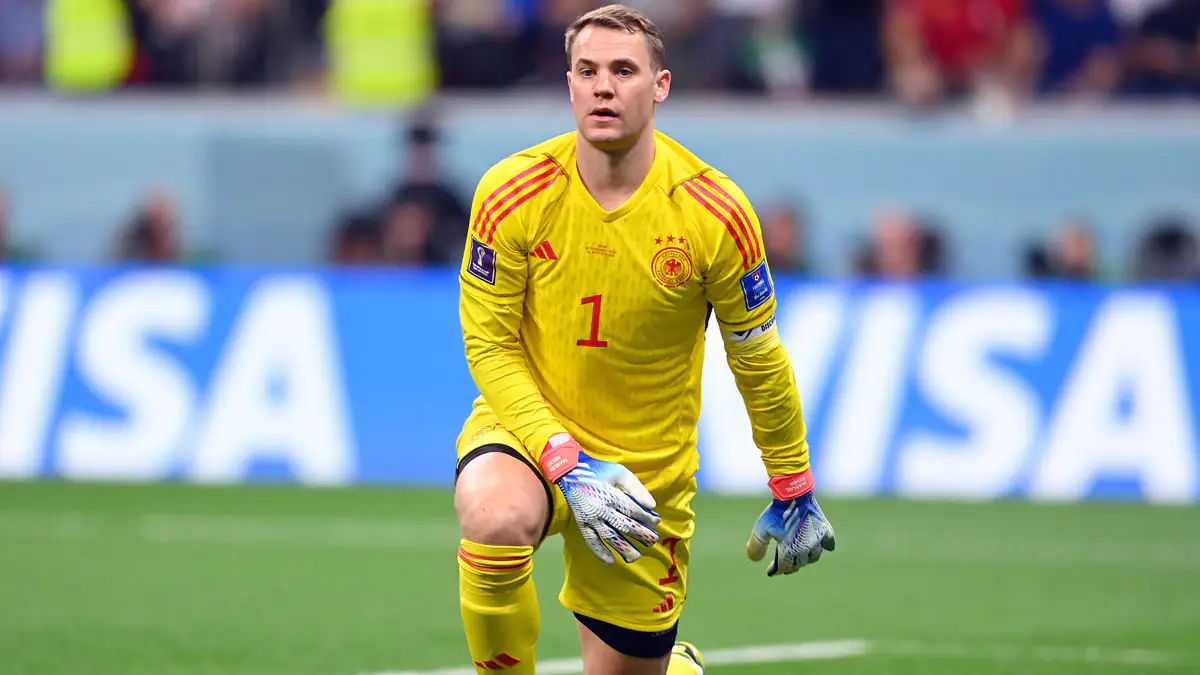 Der Star in der Kiste – doch wie groß ist Manuel Neuer?