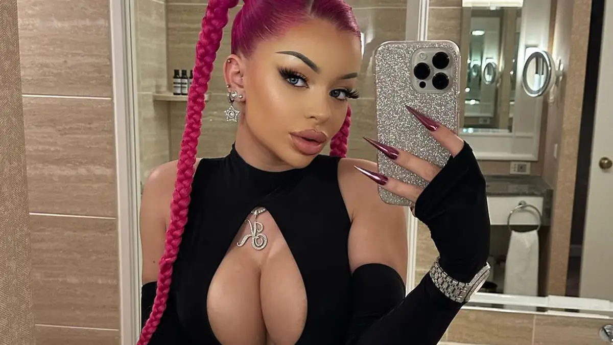 Sexy Schnappschuss: Katja Krasavice präsentiert ihre besondere Schamhaarfrisur