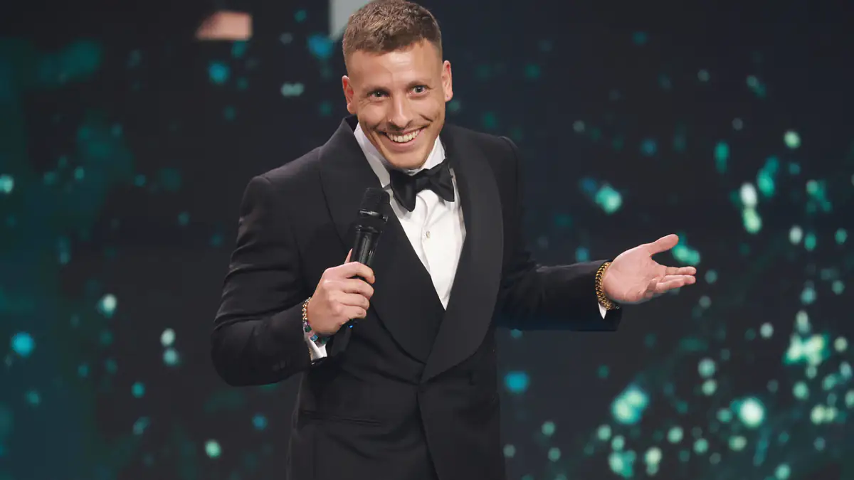 Mitten auf der Bühne: Felix Lobrecht teilt gegen Til Schweiger aus