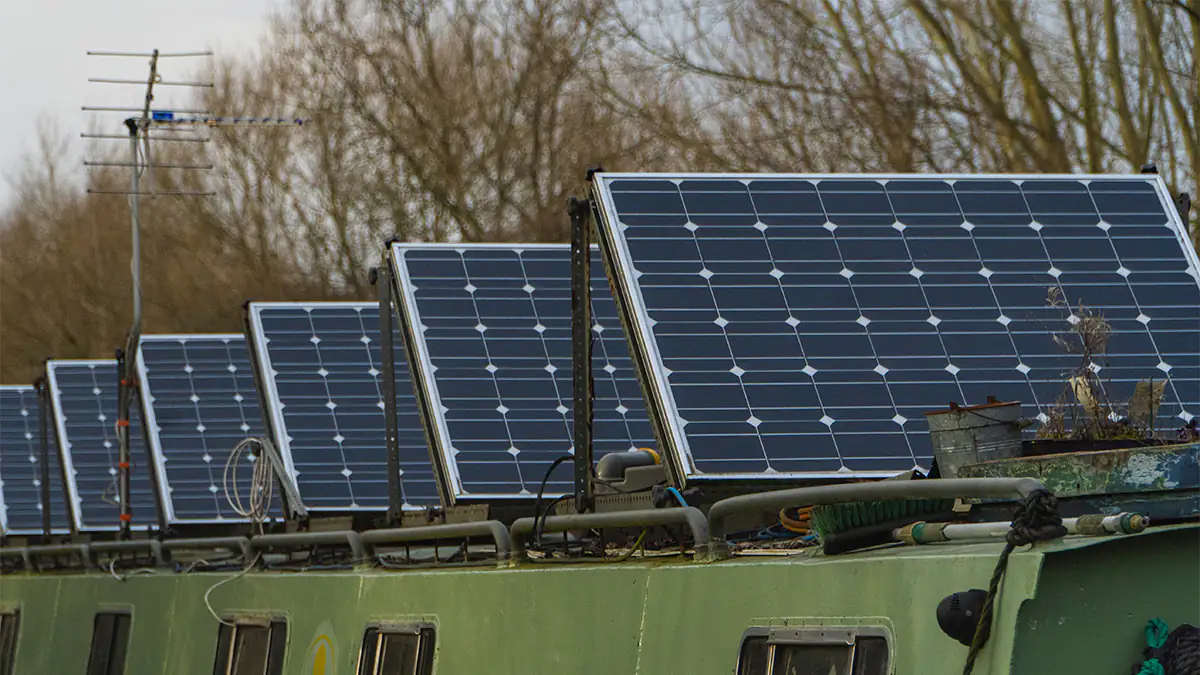 Zulassung von tausenden Balkonkraftwerken wegen fehlender Bauteile gefährdet