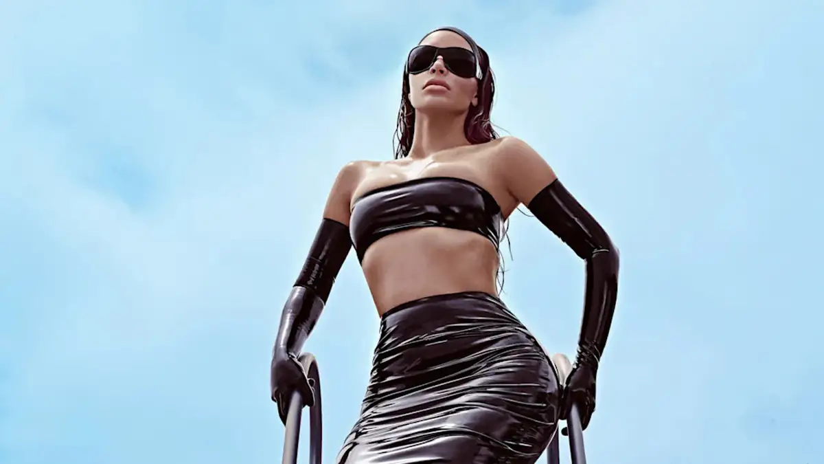 Im heißen Lederlook: Kim Kardashian geht baden