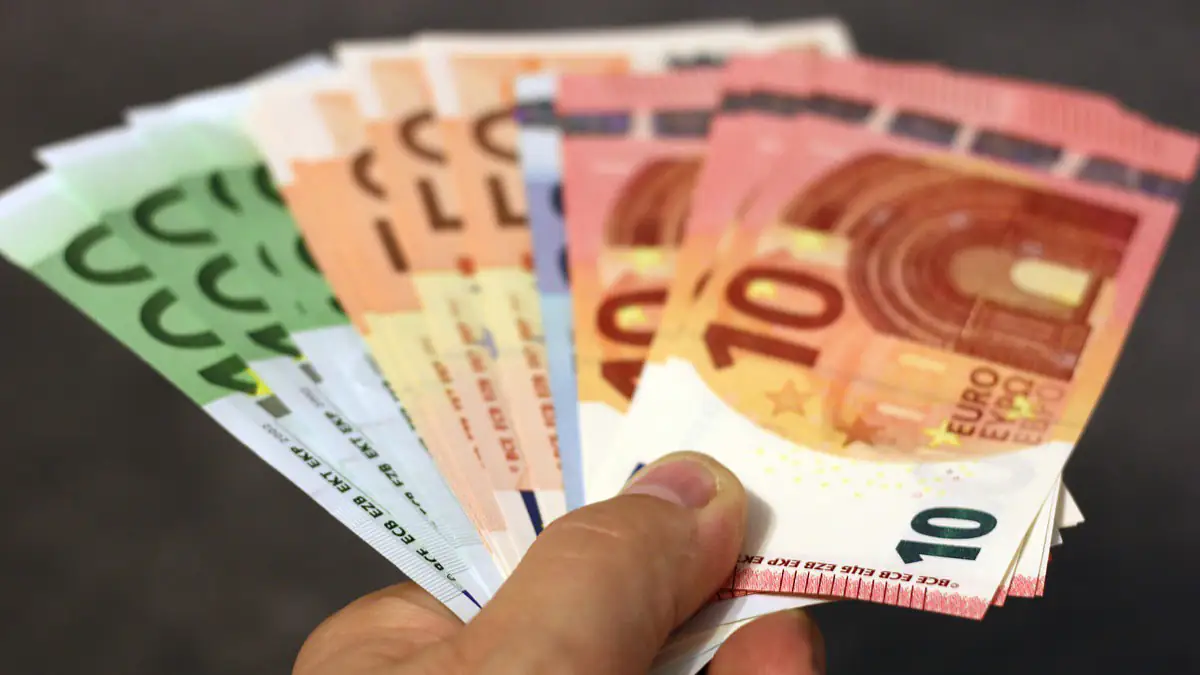 Frau verdient 9.000 Euro im Monat, damit in ihrer Einfahrt zu wohnen