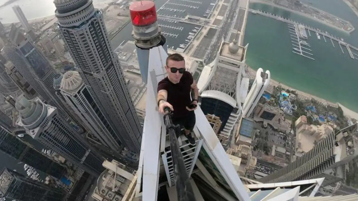 Hongkong: Rooftopper „Remi Enigma“ stürzt in den Tod