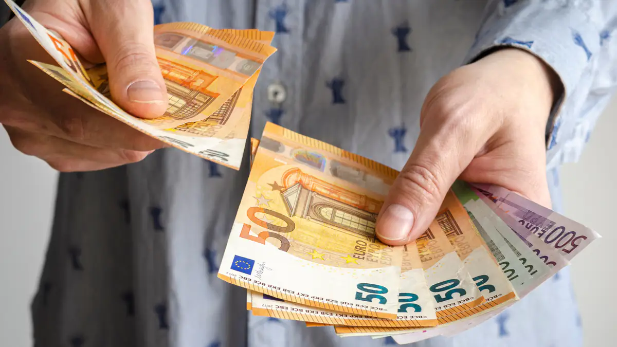 So hoch muss der Stundenlohn sein, um 2.000 Euro Rente zu erhalten