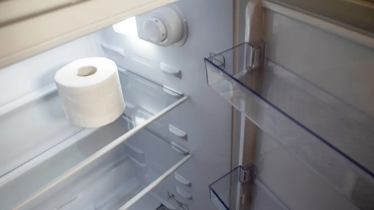 Einfacher Trick: Deshalb sollte man eine Rolle Klopapier in den Kühlschrank stellen