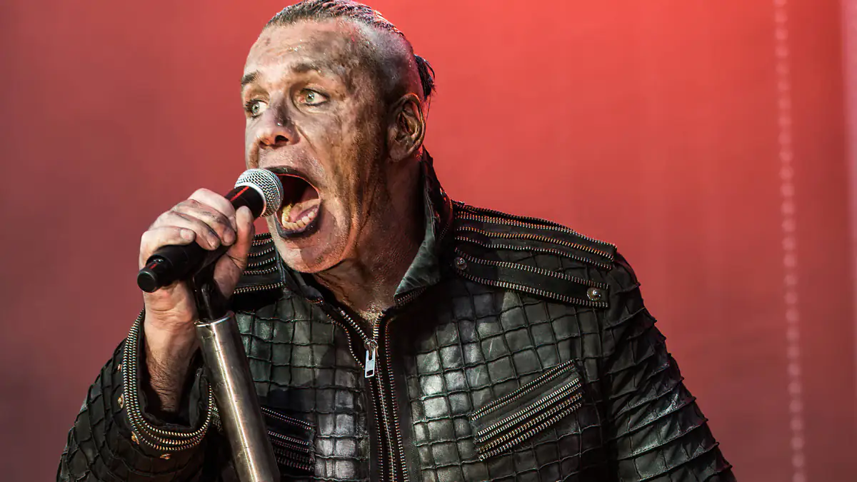 Nach schweren Vorwürfen: Till Lindemann schockt mit blutigem Video