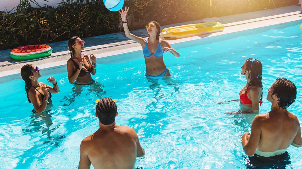 Reptil im Freibad: Phyton sorgt für Massenpanik im Freibad