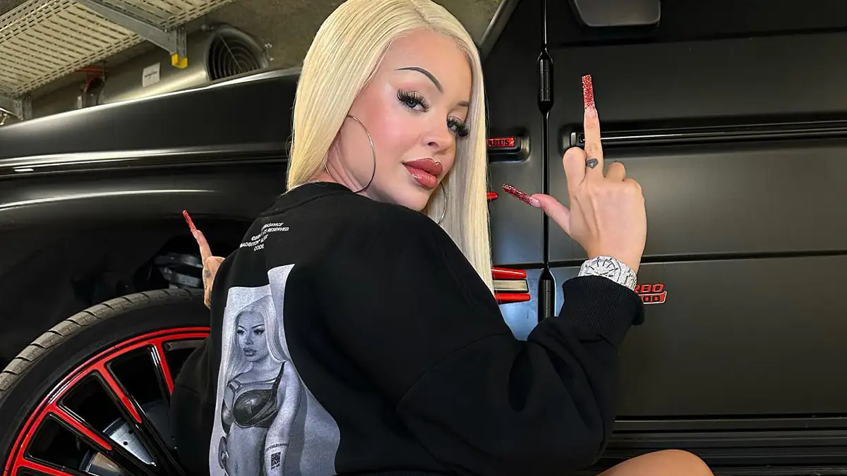 Katja Krasavice: Rapperin posiert im knappen Tanga