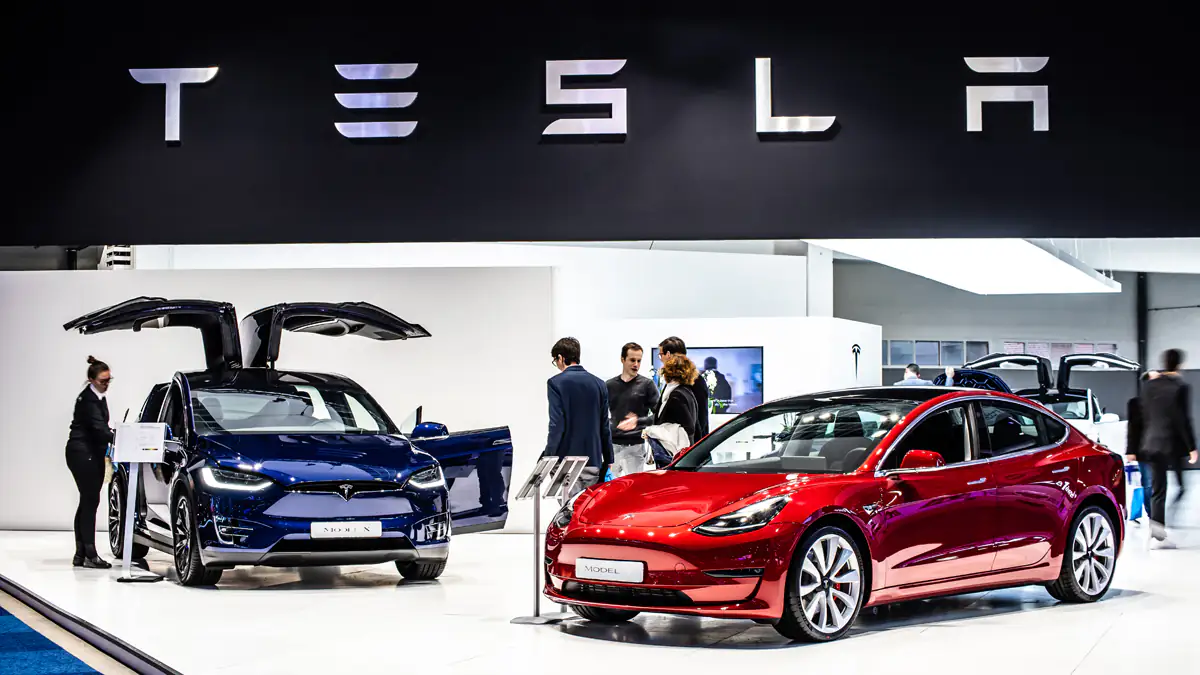 Tesla: Hacker knacken Autopiloten und entdecken geheimen „Elon-Mode“