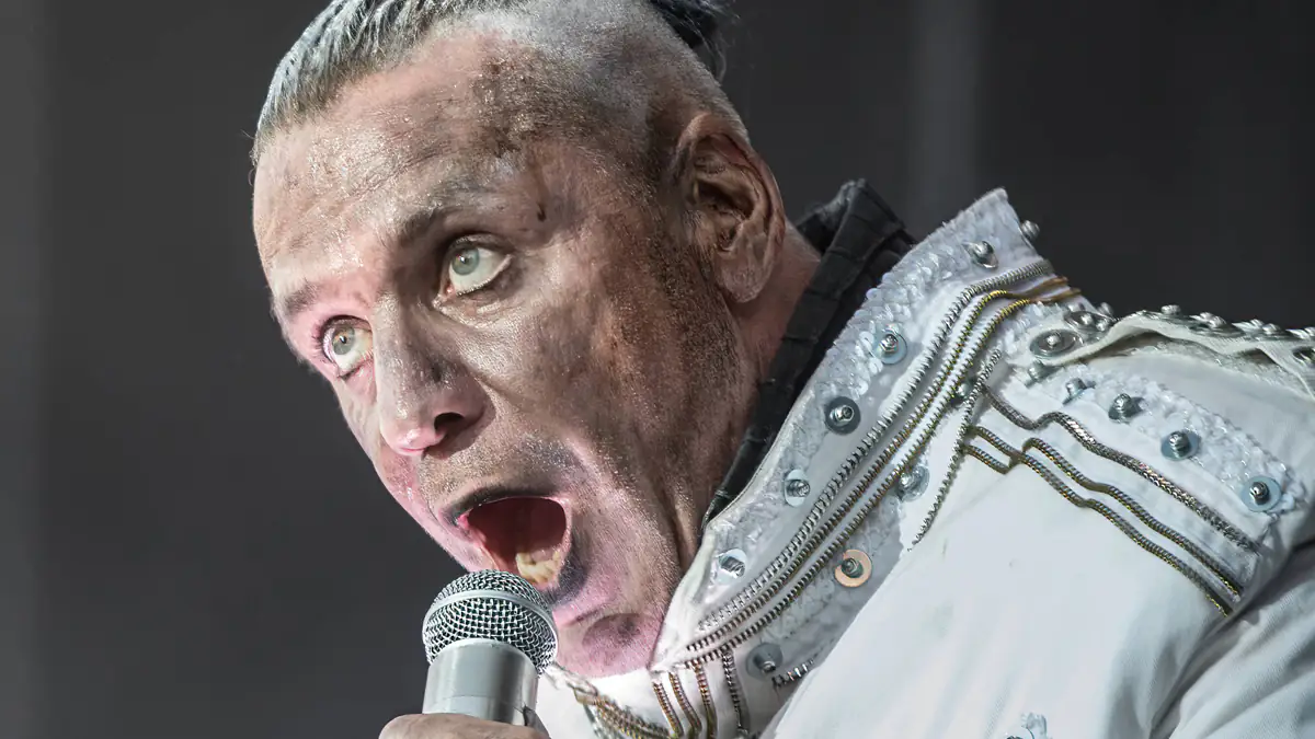 Till Lindemann zeigt sich verliebt mit Model Joelle Marie Jaracz