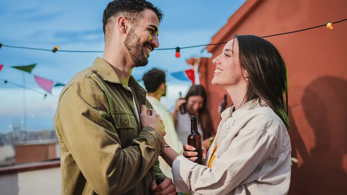 Dating: Triangle Method lässt dich beim Flirten „unwiderstehlich“ wirken