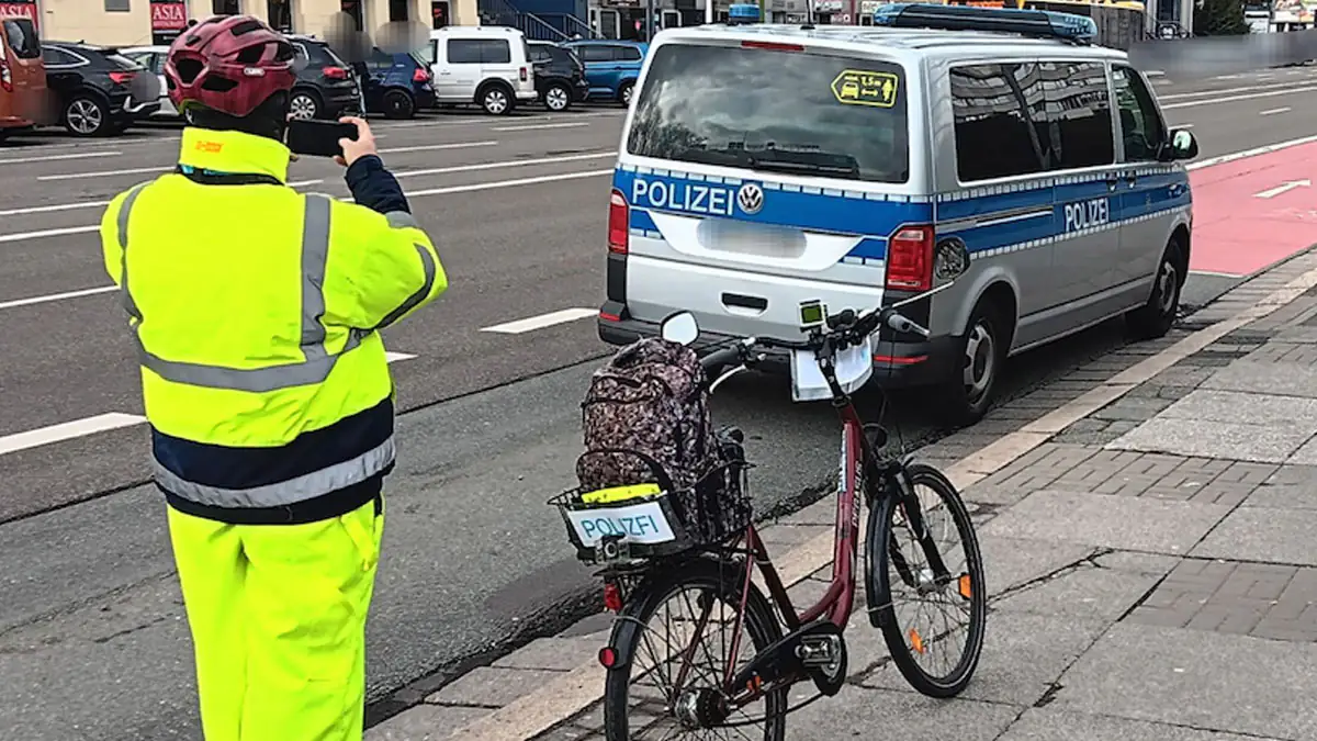Der Anzeigenhauptmeister macht Werbung wie ein echter Influencer
