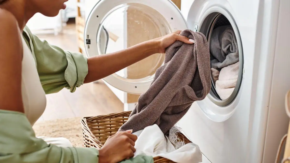 4 Gründe: Warum stinkt deine schwarze Wäsche?