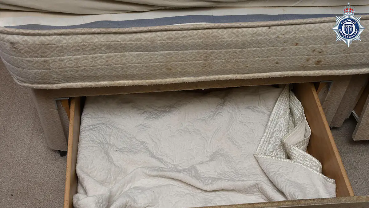 Mutter sperrte Tochter auf engstem Raum ein 