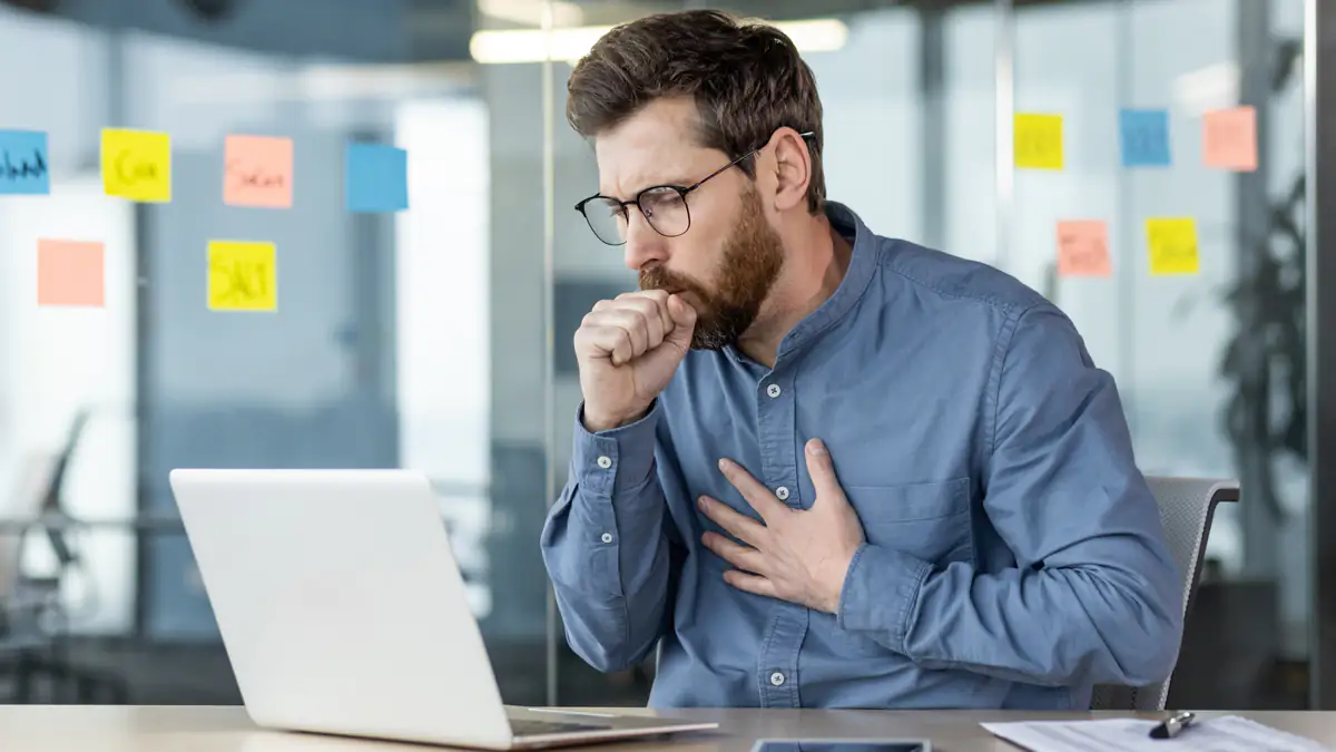 Zu krank für die Arbeit? Drei Fragen verraten, wann man zu Hause bleiben sollte