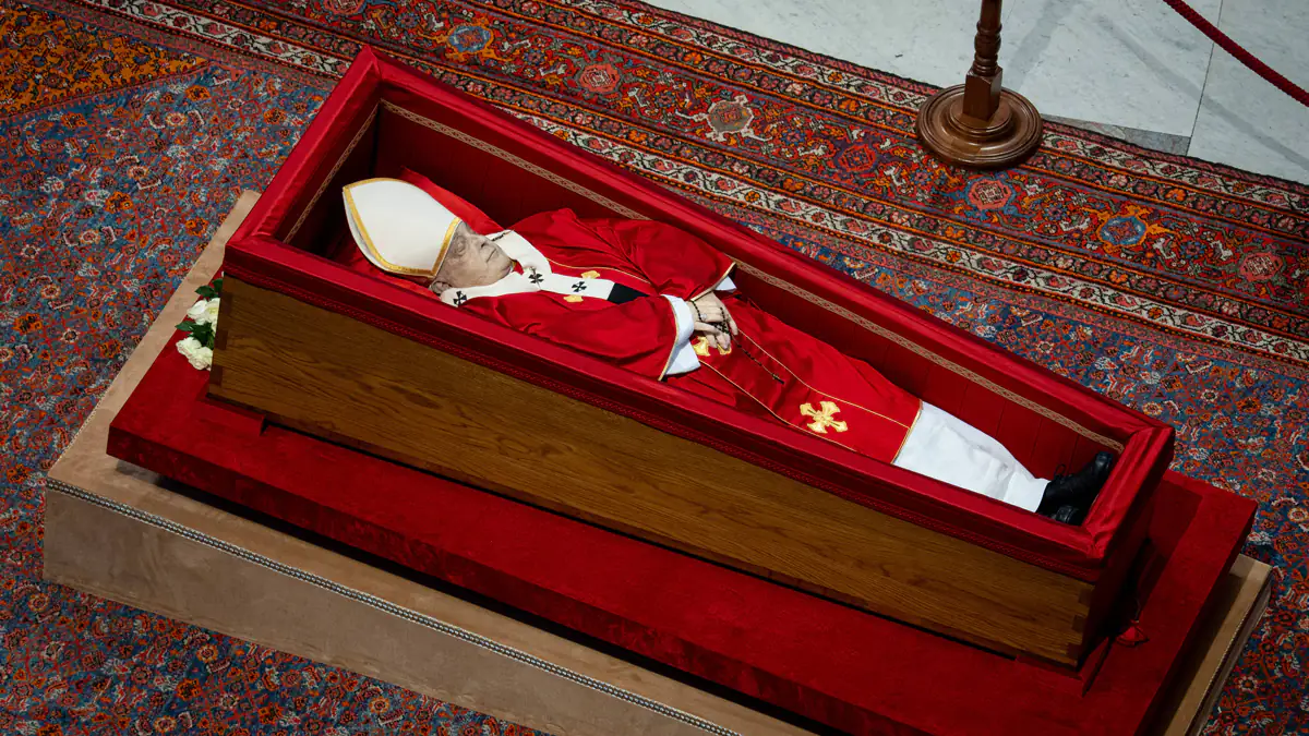 Verabschiedung von Papst Franziskus: Detail am Sarg sorgt für Diskussion