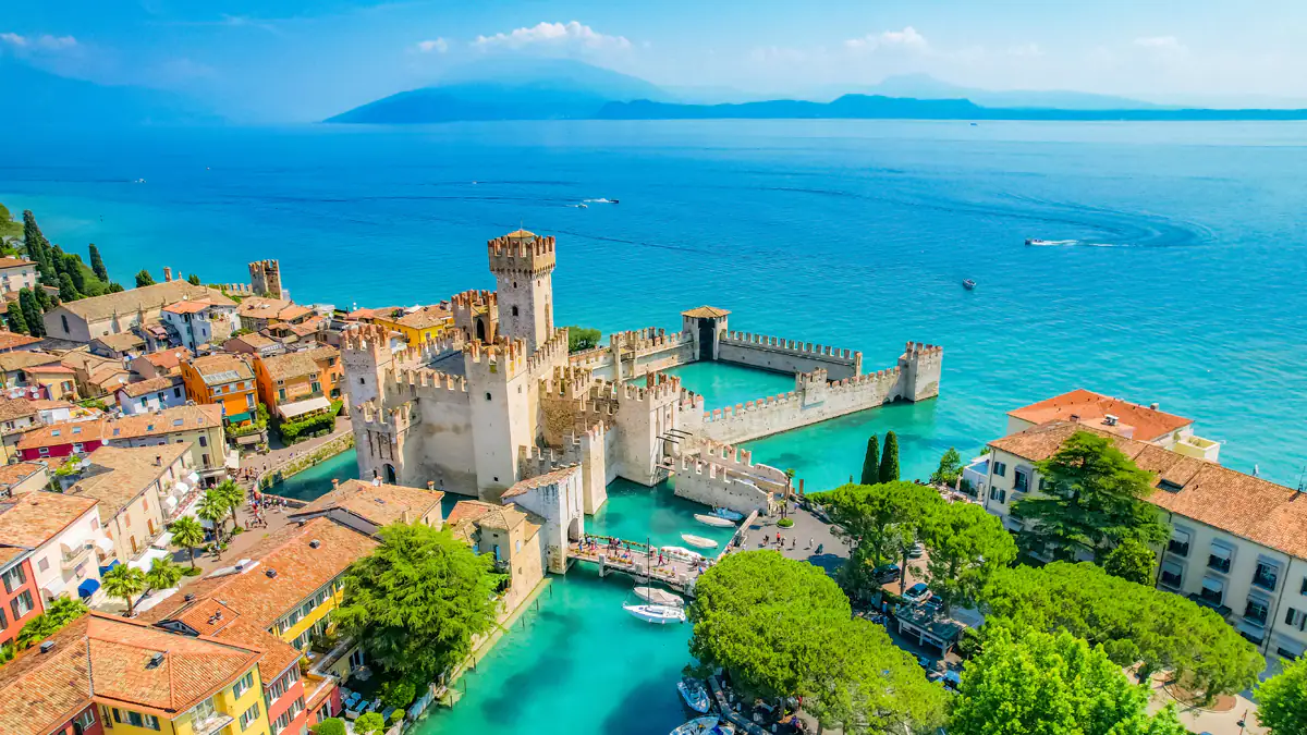 Chaos am Gardasee: Menschenmassen stürmen Sirmione – Stadt will strenge Maßnahmen ergreifen