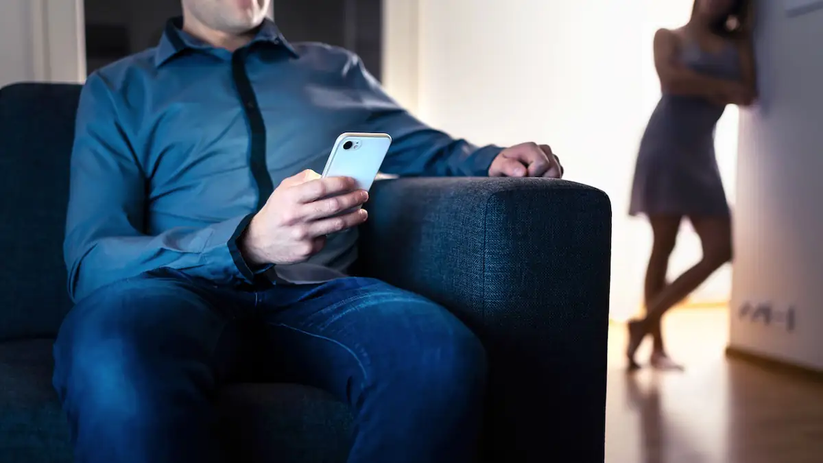 Privatdetektiv verrät: Frau hat ihren Mann mithilfe seiner Zahnbürste beim Fremdgehen erwischt