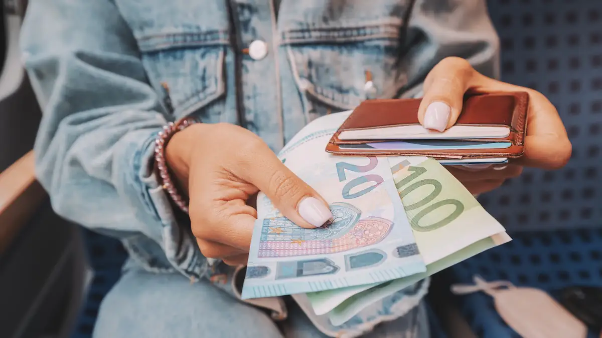 Frau hat Bargeld in der Hand