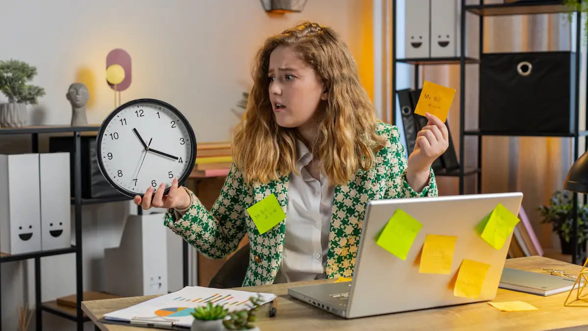 Arbeitszeit Symbolbild: überarbeitete junge Frau im Büro