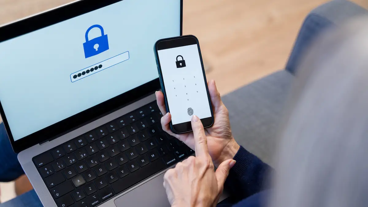 Microsoft Passwörter Symbolbild: Älterer Erwachsener mit Fingerabdruckscanner auf dem Smartphone für sichere Anmeldung - Lizenzfrei Passwort Stock-Foto

Beschreibung
Älterer Erwachsener mit Fingerabdruckscanner auf dem Smartphone für sichere Anmeldung