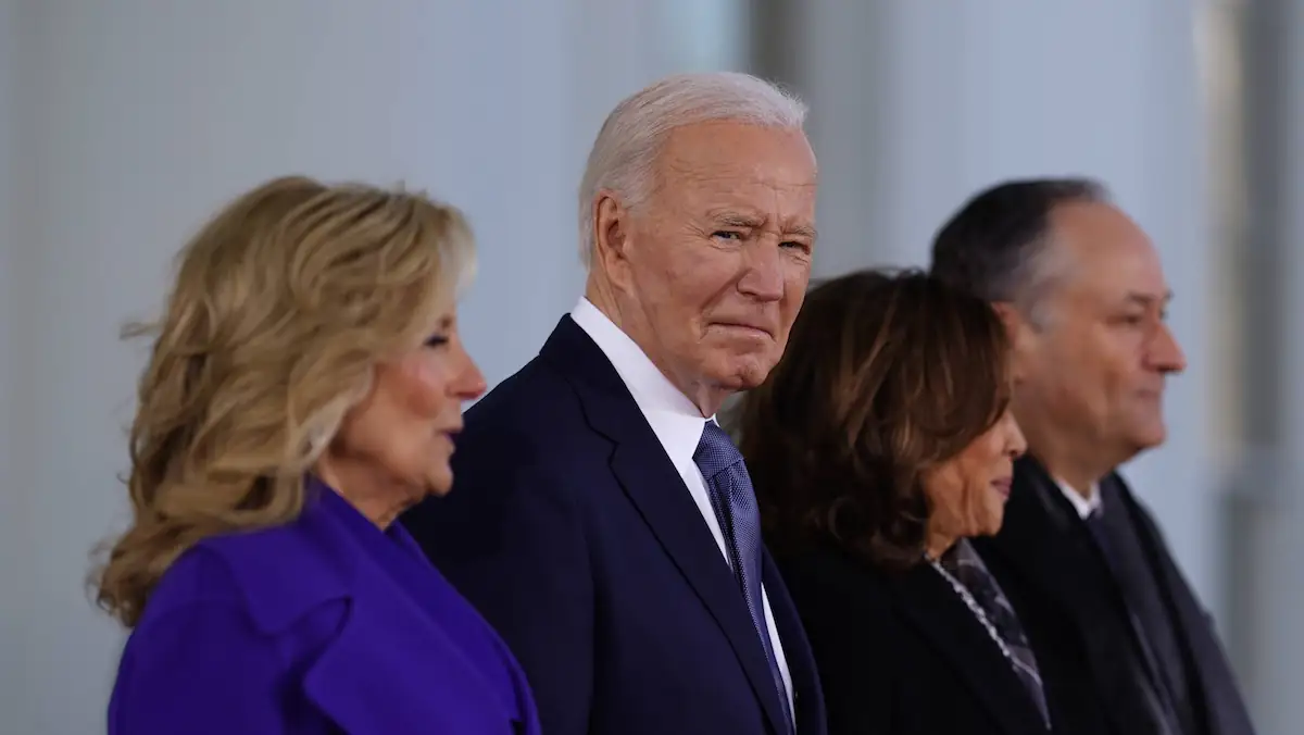 Joe Biden neben seiner Frau Jill Biden, im Hintergrund Kamala Harris mit ihrem Ehemann Douglas Emhoff
