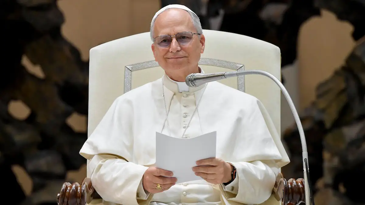 Papst Leo XIV. in weißer Robe