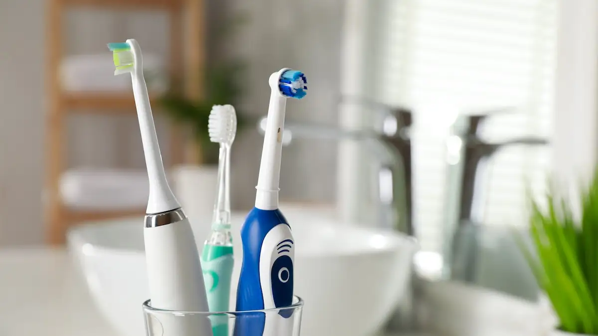 Frau erwischt Mann wegen Zahnbürste beim Fremdgehen: Zahnbürsten in Glas