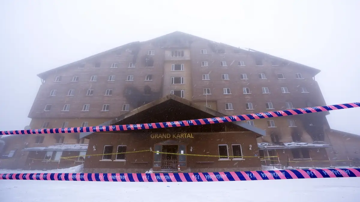 Grand Kartal Hotel in der Türkei: Foto des Gebäudes von vorne, das bei einem Brand schwer beschädigt wurde