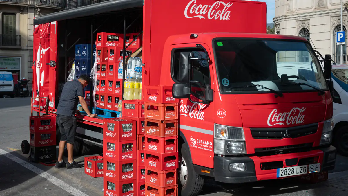 So viel Geld verdient man bei Coca-Cola: Mitarbeiter enthüllen ihr Gehalt – „Bin sehr zufrieden“