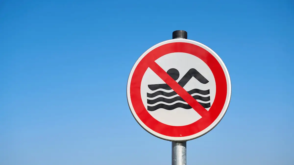 Sommerhitze: Wer trotz Badeverbot schwimmen geht, riskiert hohe Bußgelder