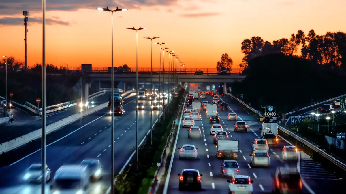 Spiegeltrick: leicht verschwommene Autos auf einer italienischen Autobahn bei Sonnenuntergang