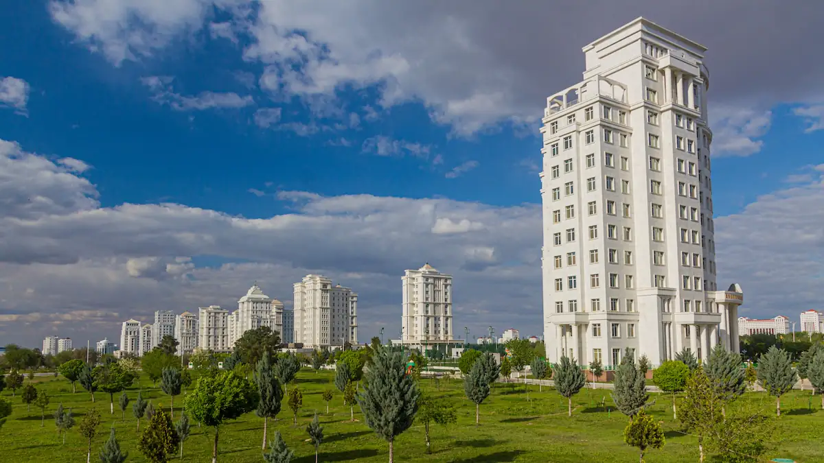 Hochhäuser aus Marmor in der Stadt Aschgabat