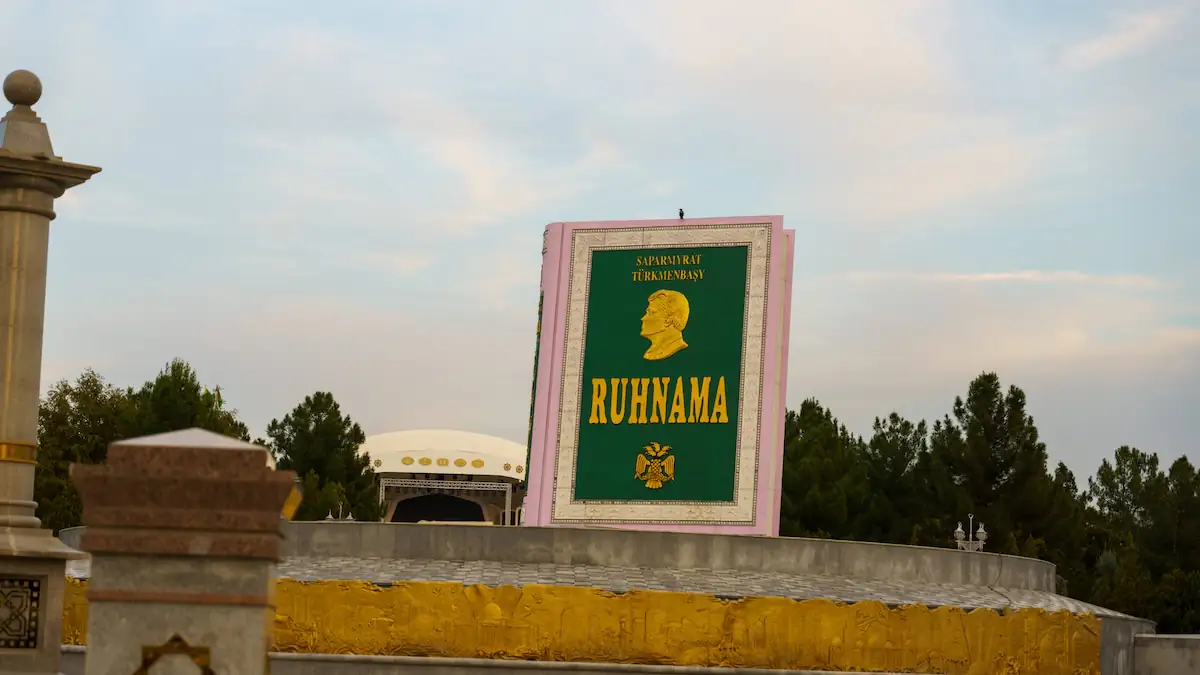 Aschgabat: Ruhnama-Denkmal riesiges Buch
