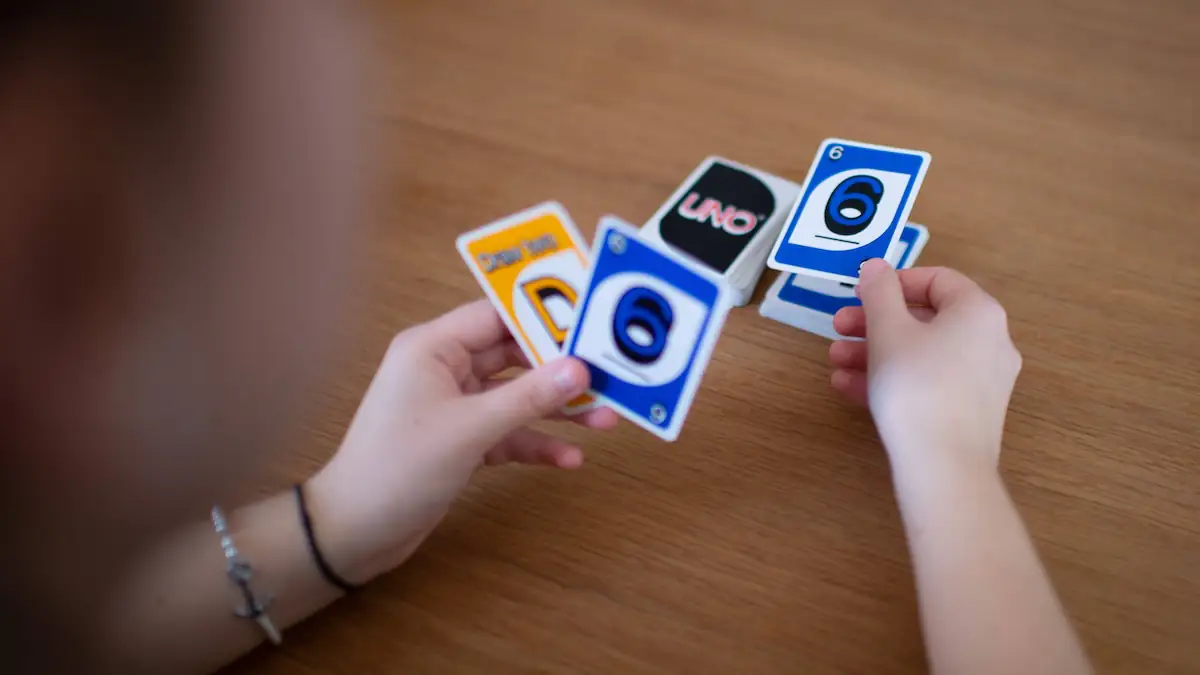 Mädchen betrachtet Uno-Karten in ihrer Hand