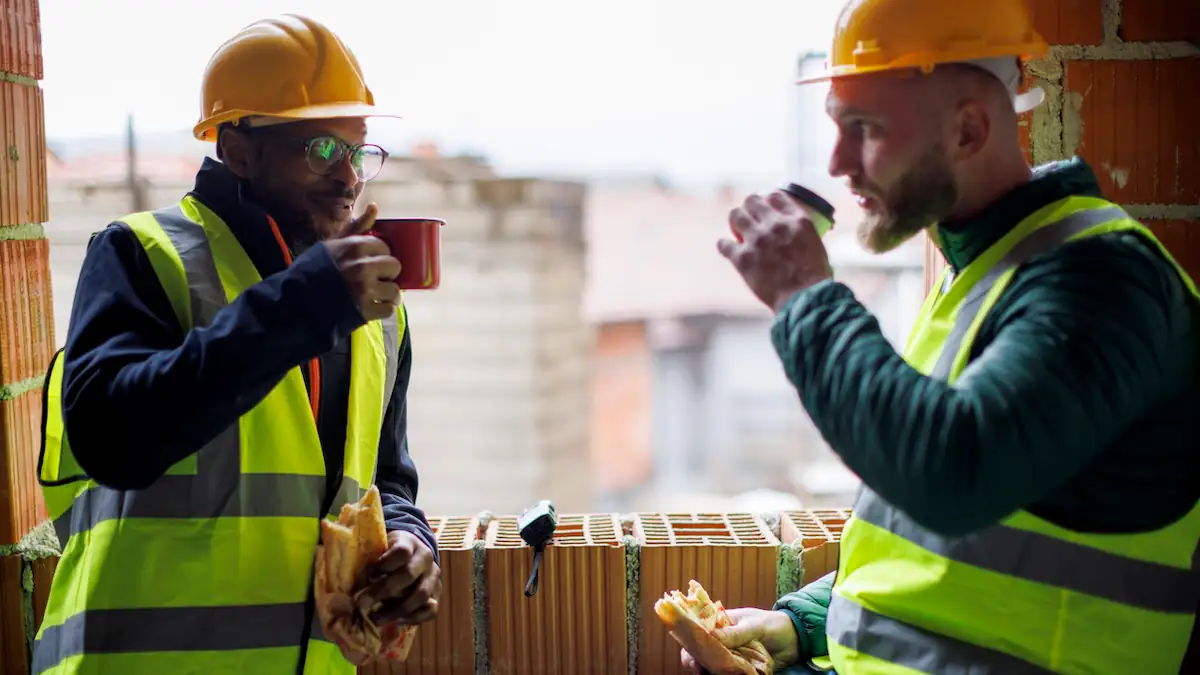 Zwei Bauarbeiter beim Kaffeetrinken auf einer Baustelle