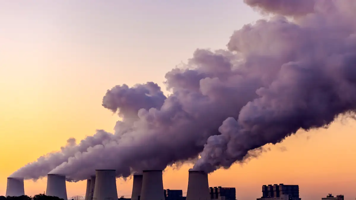 Klimawandel Symbolbild: Kraftwerk im Sonnenuntergang