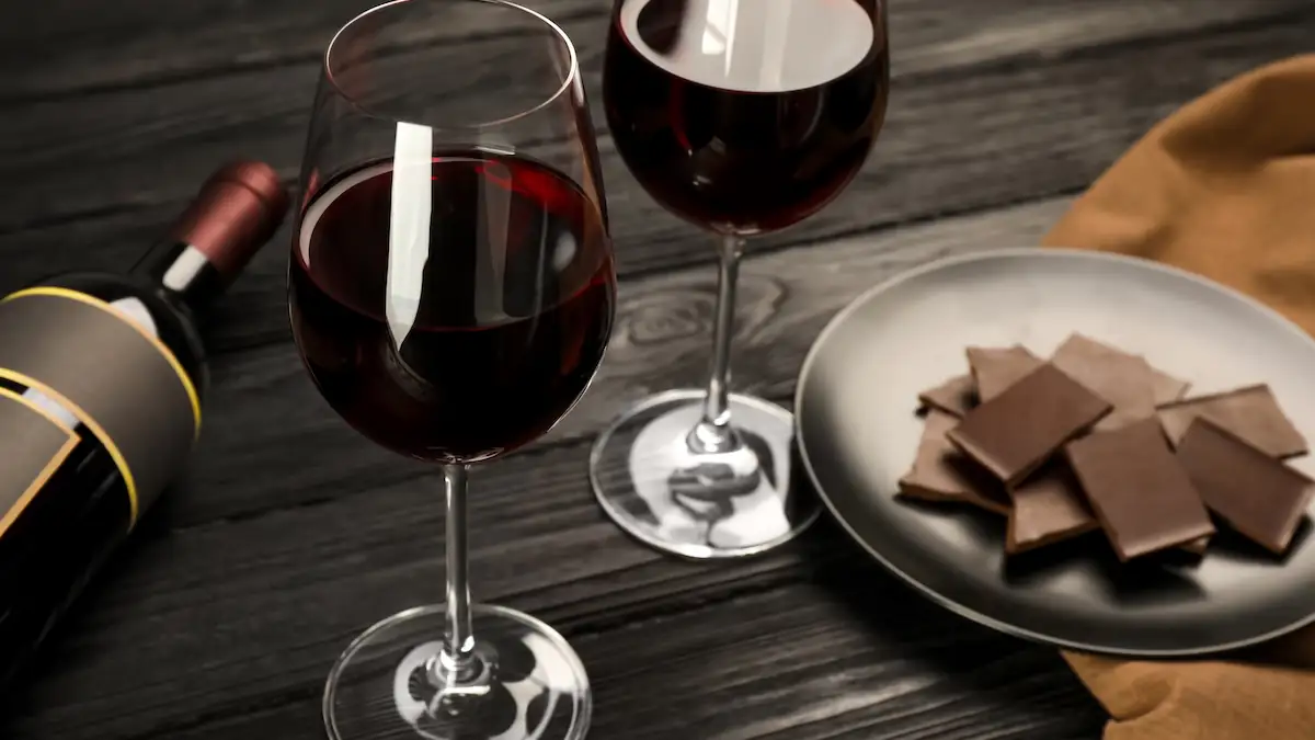 Sirt Diät: Kann man mit Schokolade und Rotwein wirklich abnehmen?