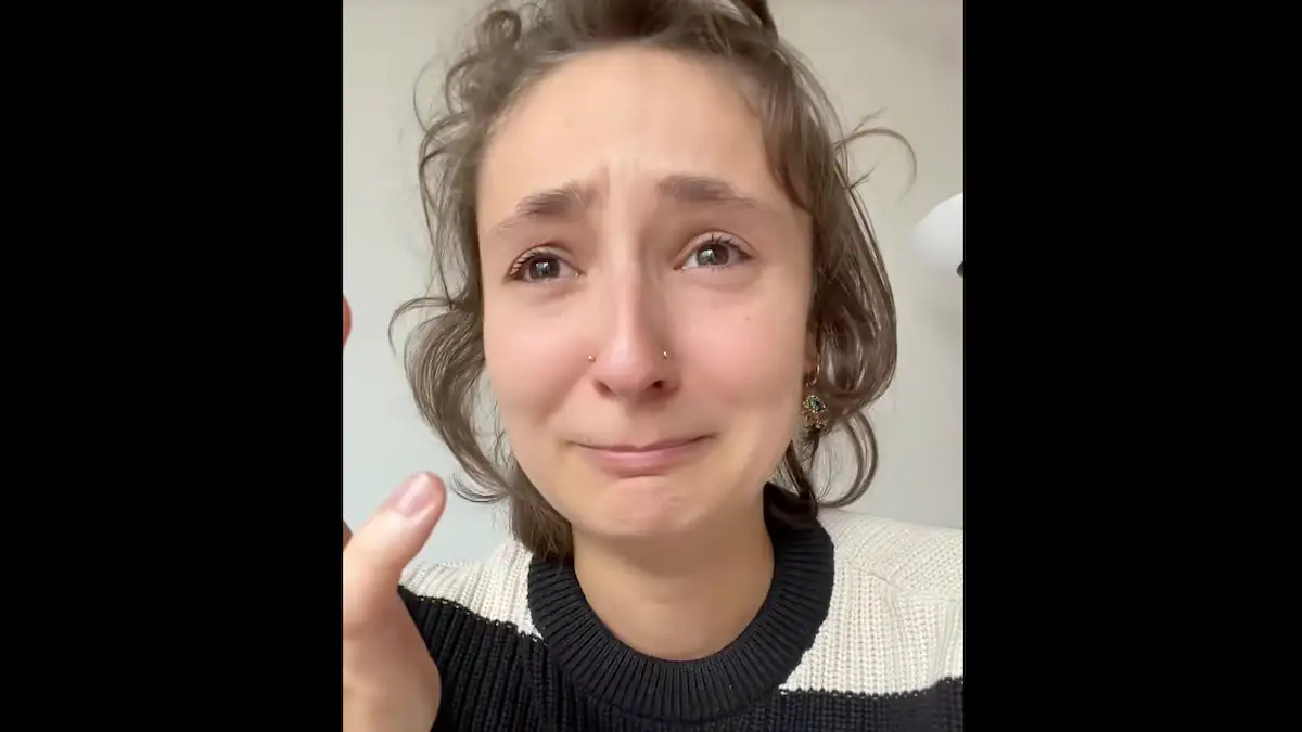 Wegen Vollzeitarbeit: TikTokerin bekommt Nervenzusammenbruch – „Lass mich in Ruhe!“