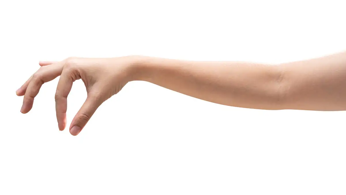 Wasser Test Symbolbild: Arm einer Frau, der mit zwei spitzen Fingern etwas anhebt